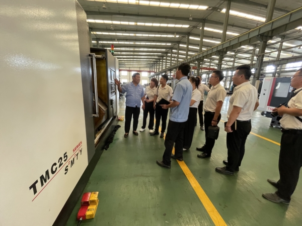 ?？怂咕軝C(jī)床公司來魯機(jī)公司進(jìn)行技術(shù)交流