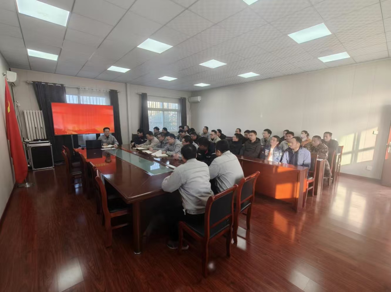 【理論宣講】鑫巖公司開展“做新時(shí)代合格黨員，為黨旗增光添彩”主題宣講活動(dòng)