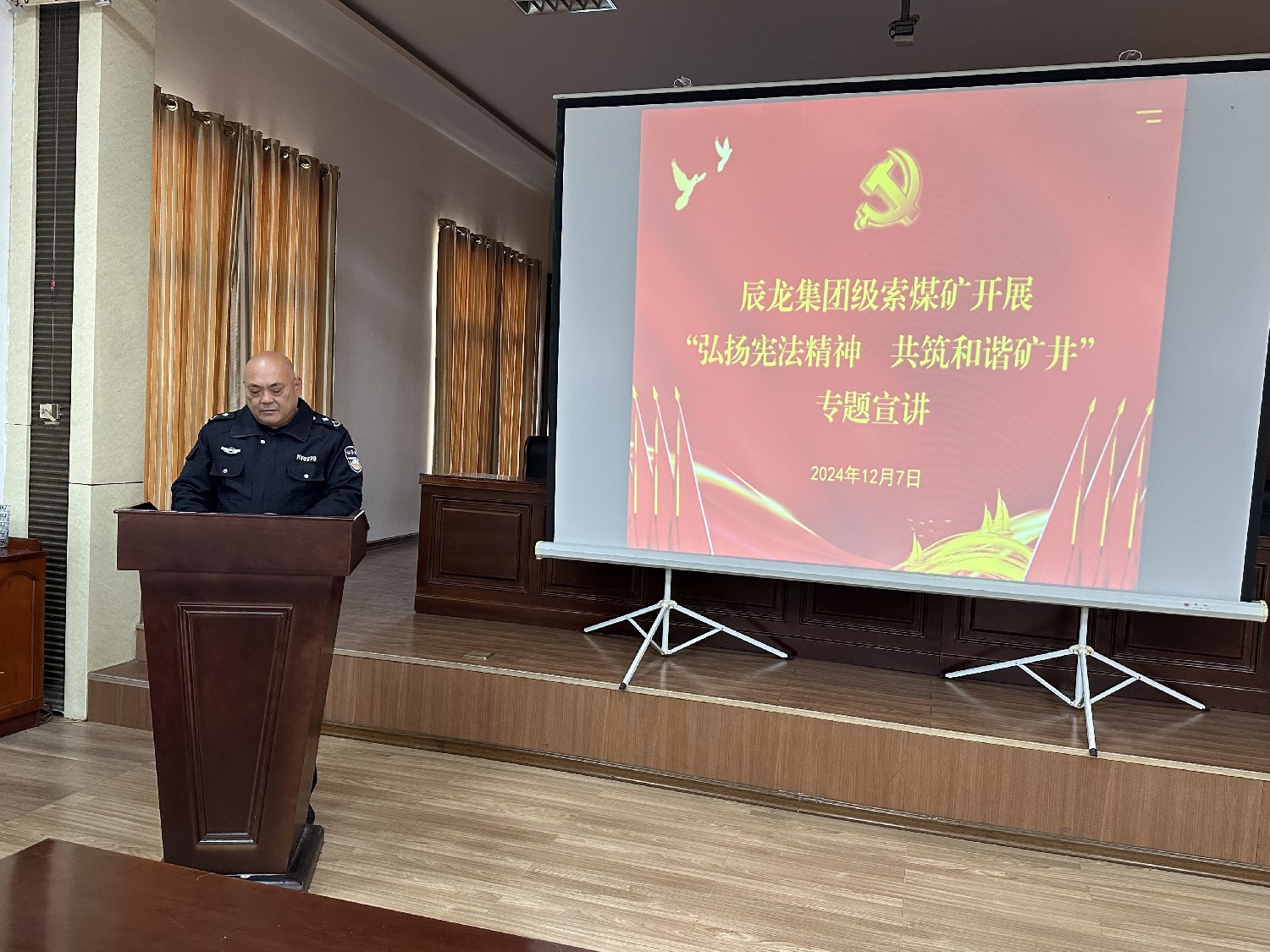 【理論宣講】級(jí)索煤礦開展“弘揚(yáng)憲法精神  共筑和諧礦井”專題宣講