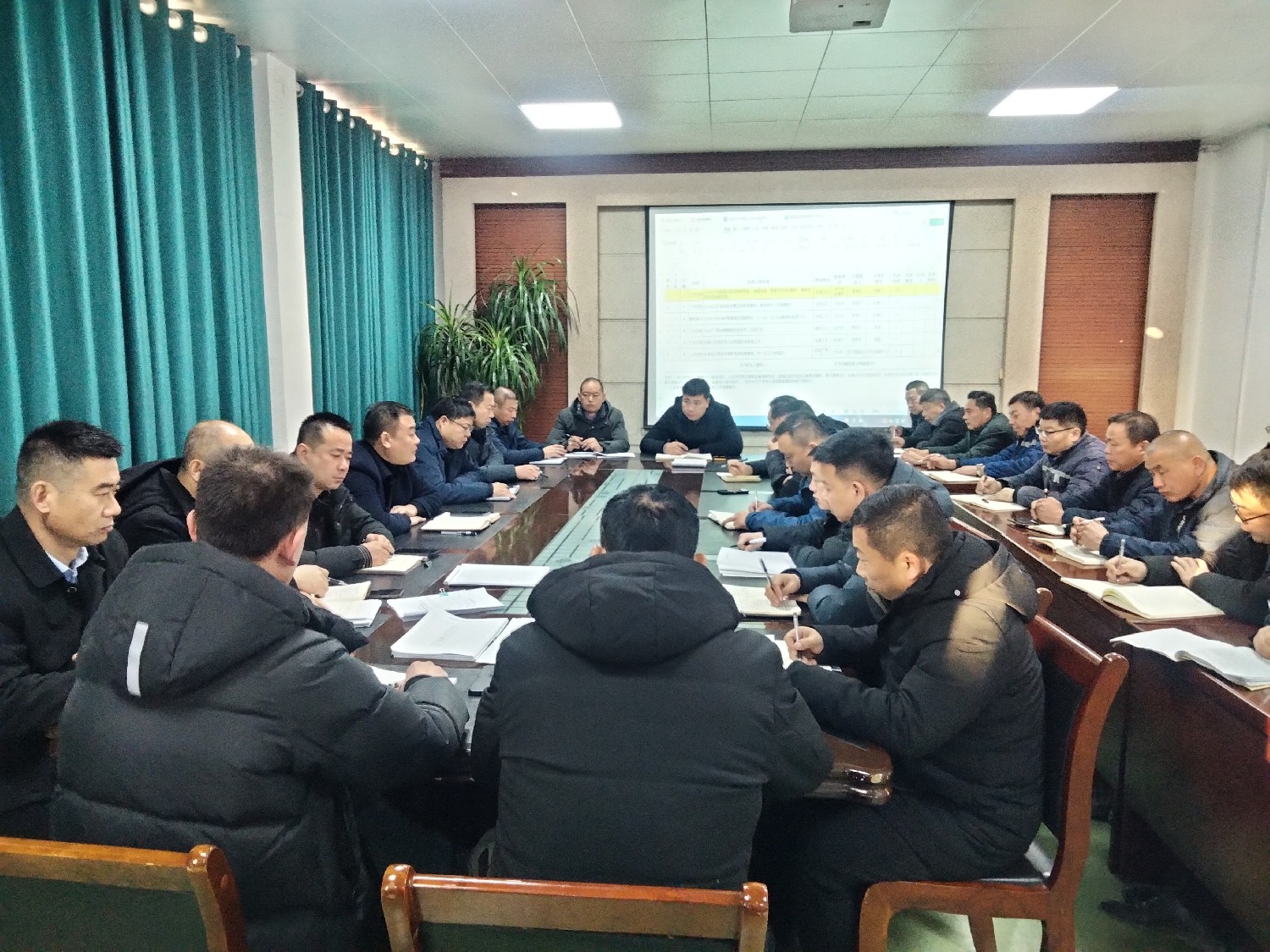 級(jí)索煤礦組織召開(kāi)安全生產(chǎn)專(zhuān)題會(huì)議